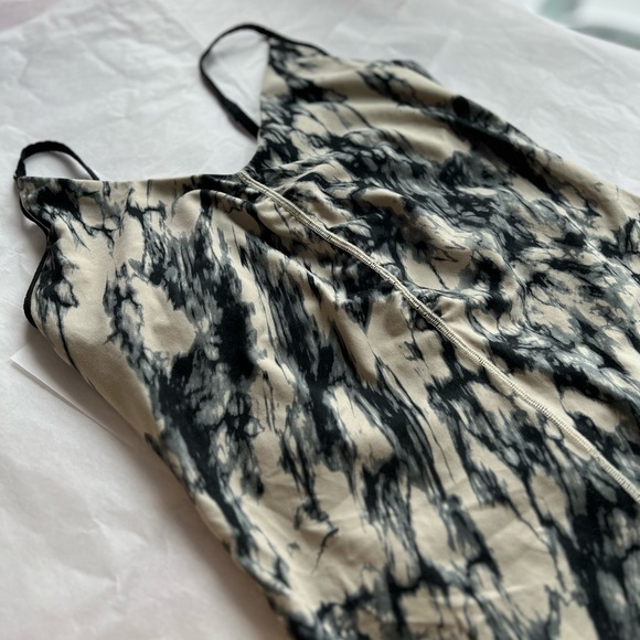 EUC Lululemon 10 keyhole cross back interior bra long workout tank - Picture 1 of 16